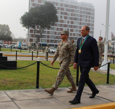 Alcalde Fernando Velasco junto a general de Brigada.