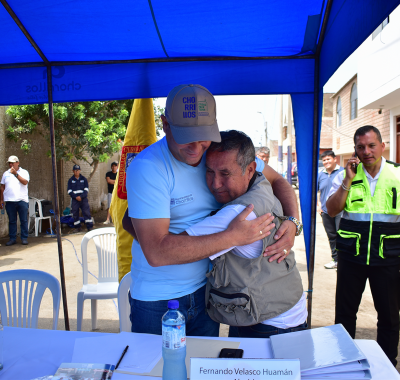 Alcalde Fernando Velasco felicitado por vecino de Los Huertos de Villa