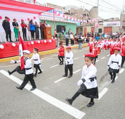 Civismo y patriotismo de parte de los escolares en el desfile