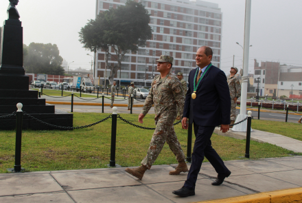 Alcalde Fernando Velasco junto a general de Brigada.