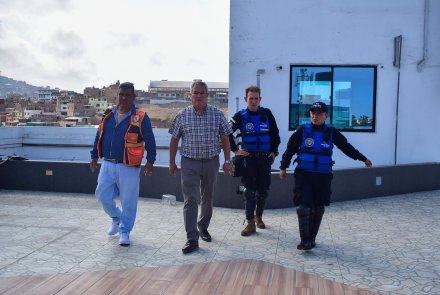 Equipo de la Subgerencia de Gestión de Riesgos y Desastres recorriendo instalaciones.