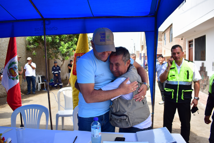 Alcalde Fernando Velasco felicitado por vecino de Los Huertos de Villa