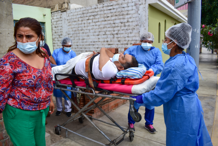 Vecino atendido por personal de Salud